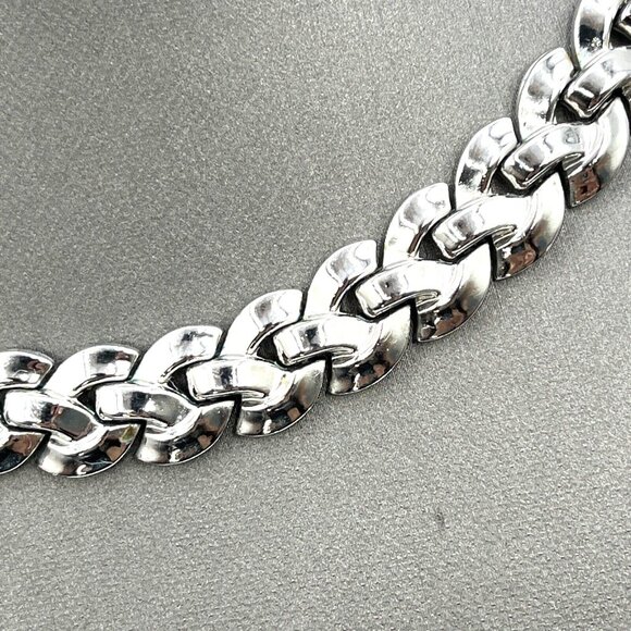 Vintage TRIFARI Pat Pend Ribbon Weave Link Silvertone Collar Necklace 15" - Picture 6 of 9